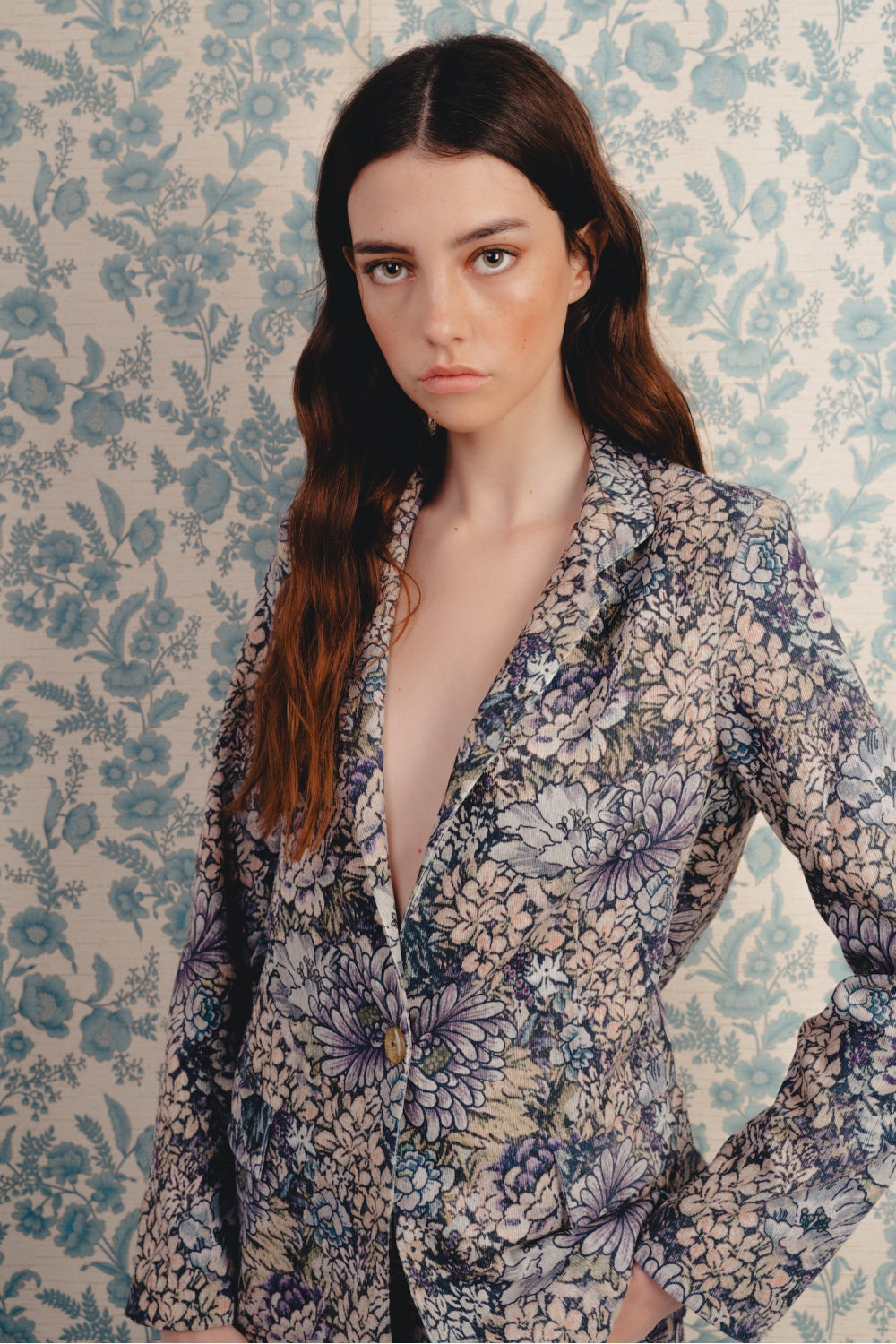 Blazer Kirstie de terciopelo tipo alfombra con flores azules