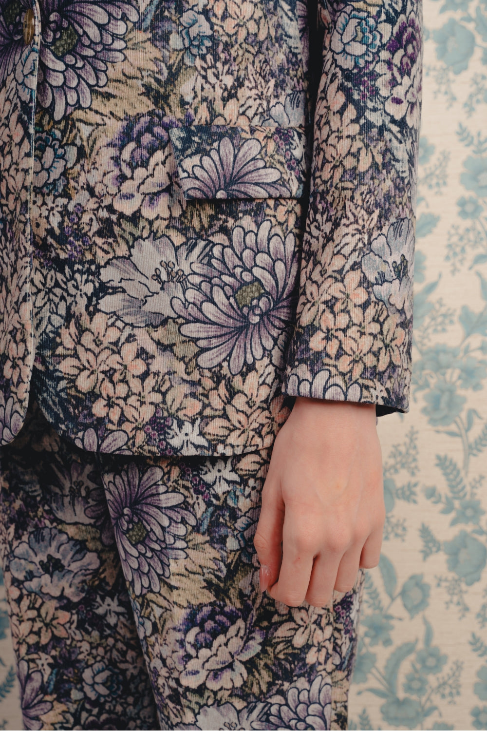 Blazer Kirstie de terciopelo tipo alfombra con flores azules