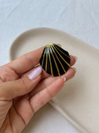 Broche Vintage - Motif Coquillage Émaillé Noir Et Doré