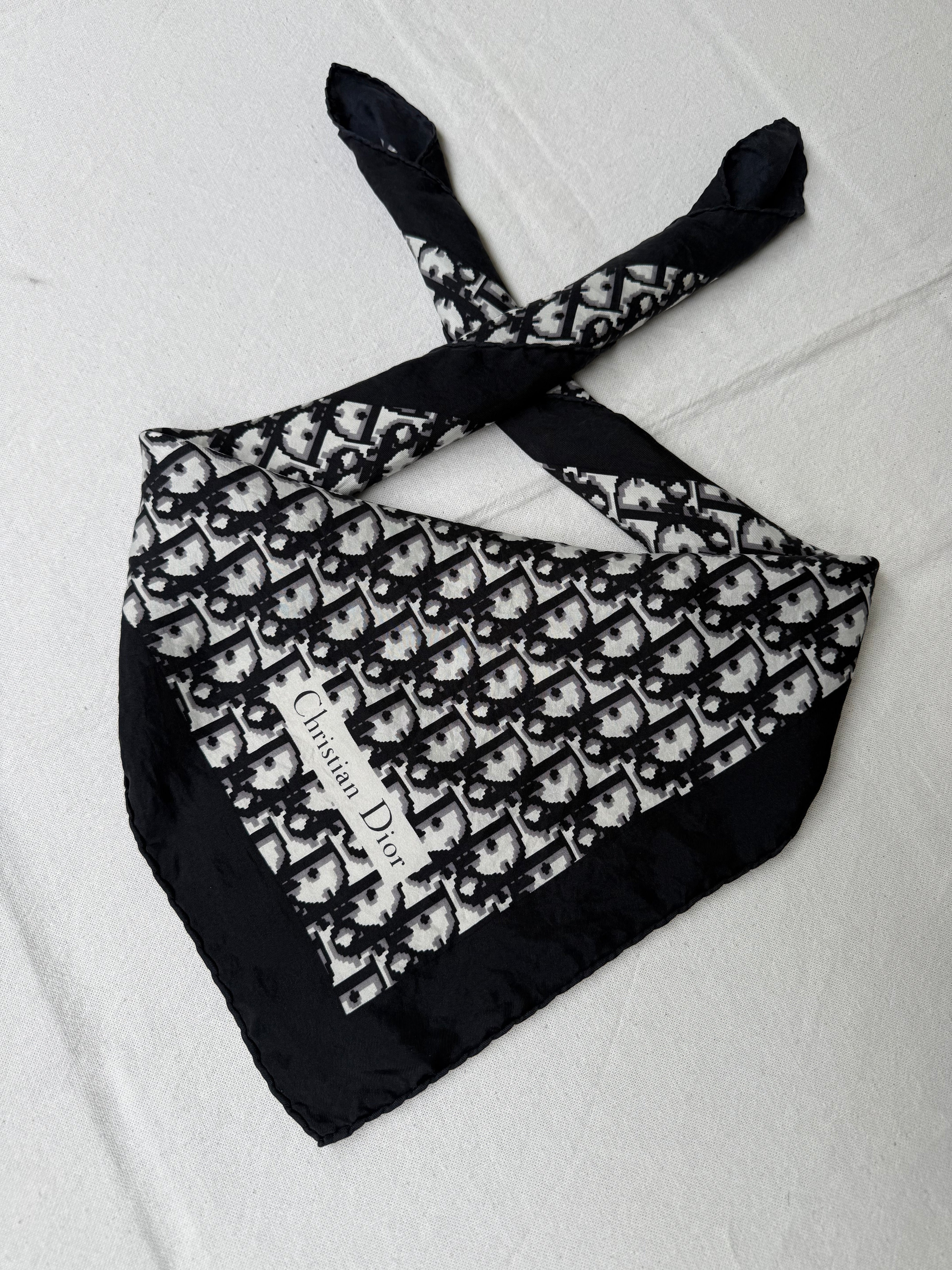 Pañuelo Christian Dior – Modelo Monograma Negro