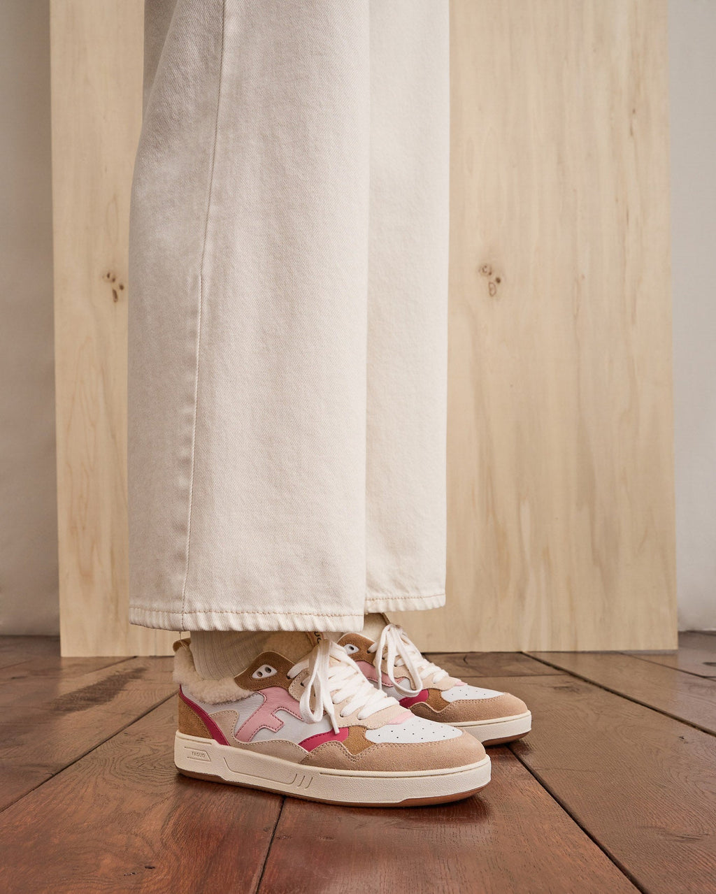 Sneakers van suèdeleer wit en grijsroze