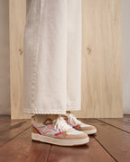 Sneakers van suèdeleer wit en grijsroze