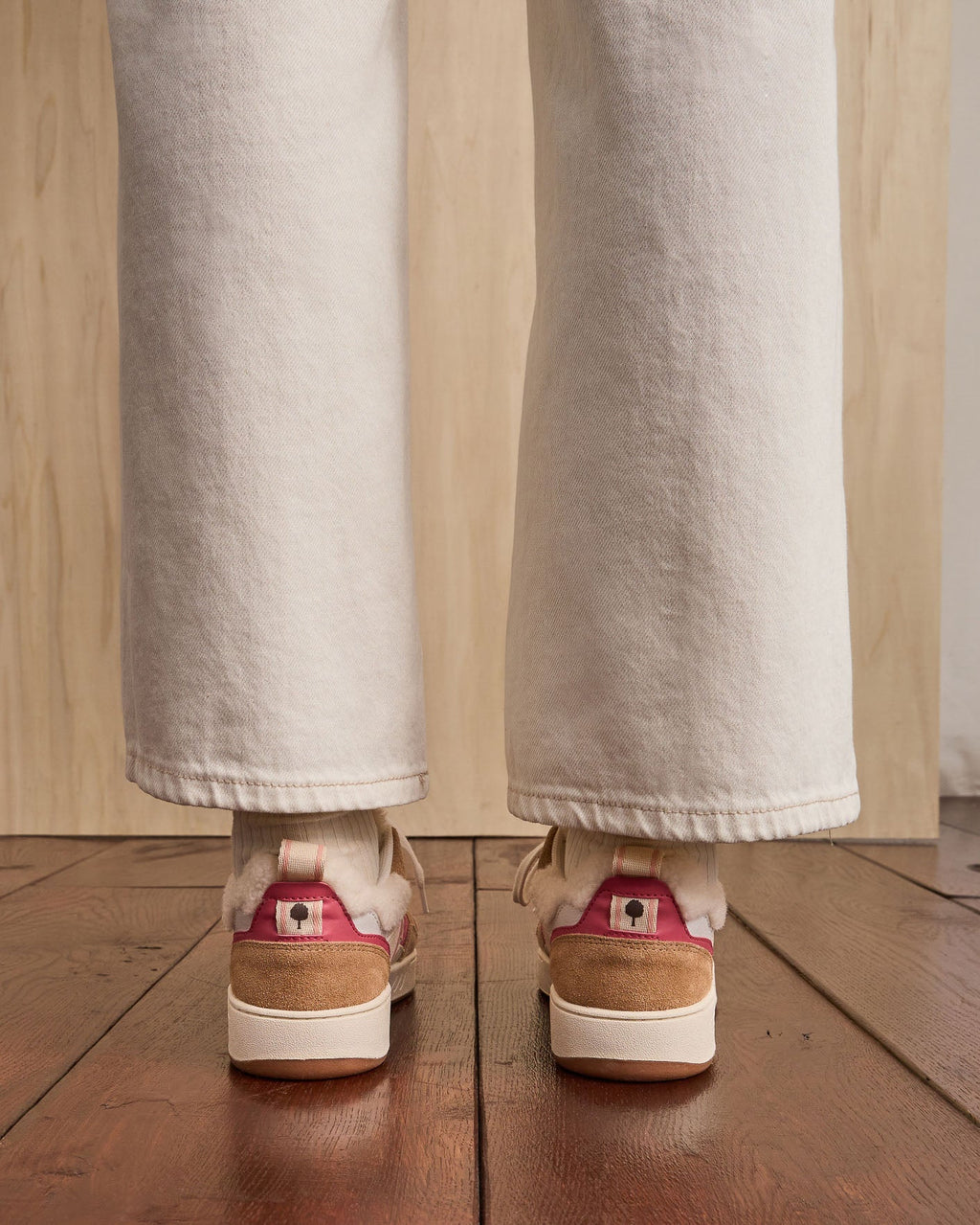 Sneakers van suèdeleer wit en grijsroze