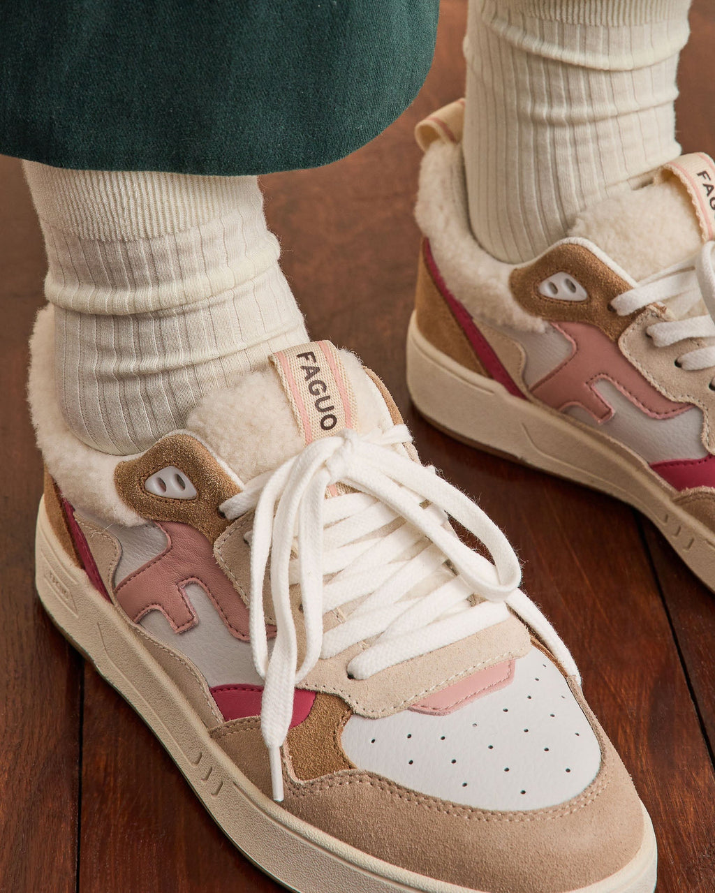 Sneakers van suèdeleer wit en grijsroze