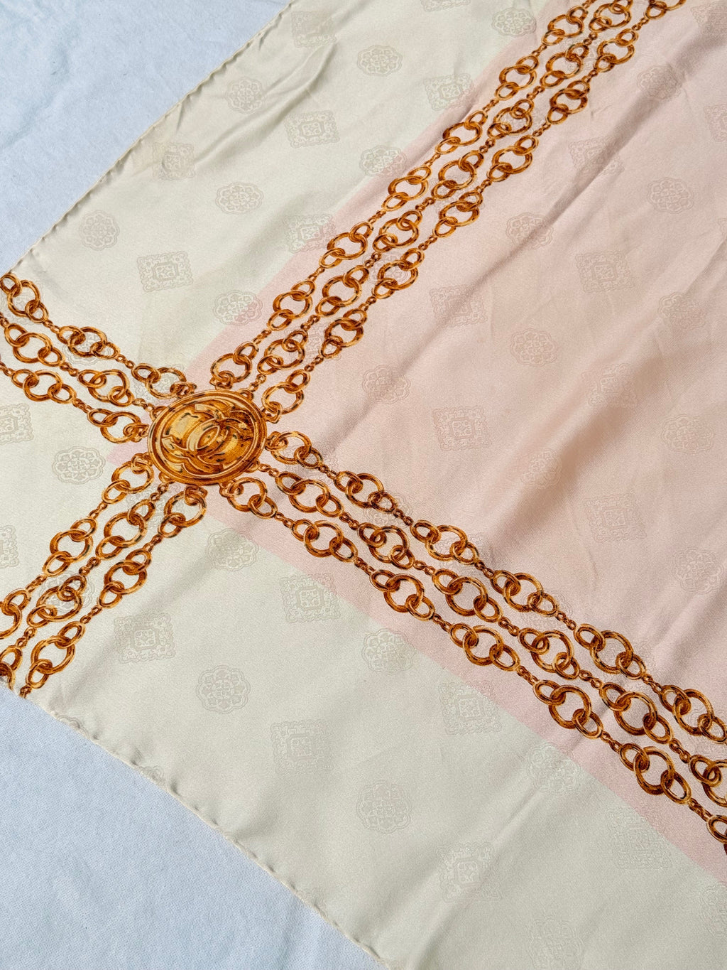 Foulard Chanel - Modèle Rose Pâle Et Blanc