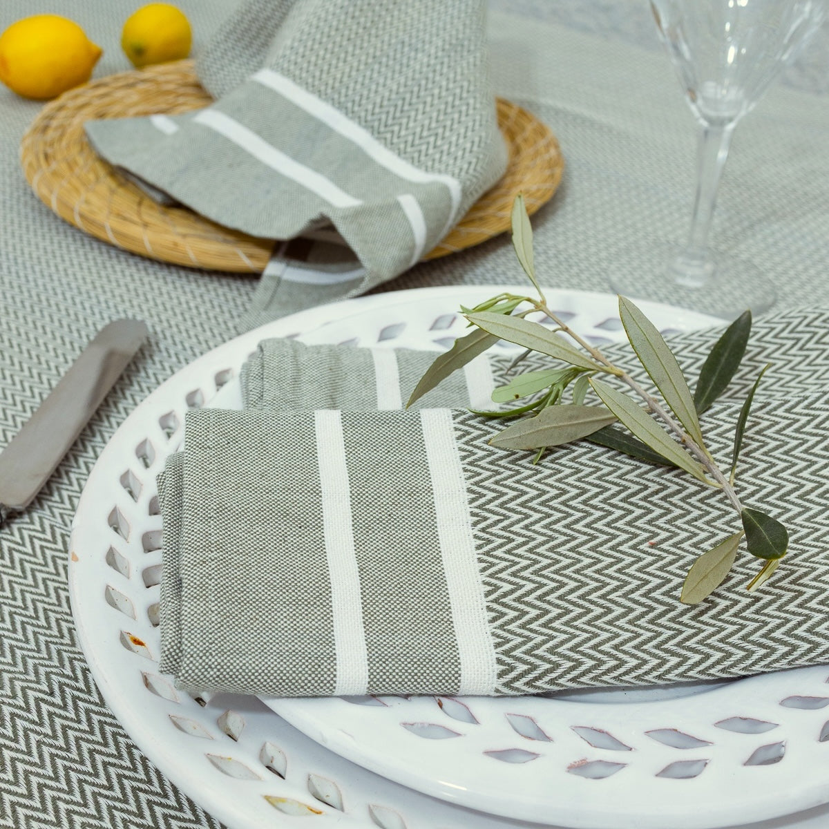 Sienna - Tablecloth + 8 Napkins - Olive Green