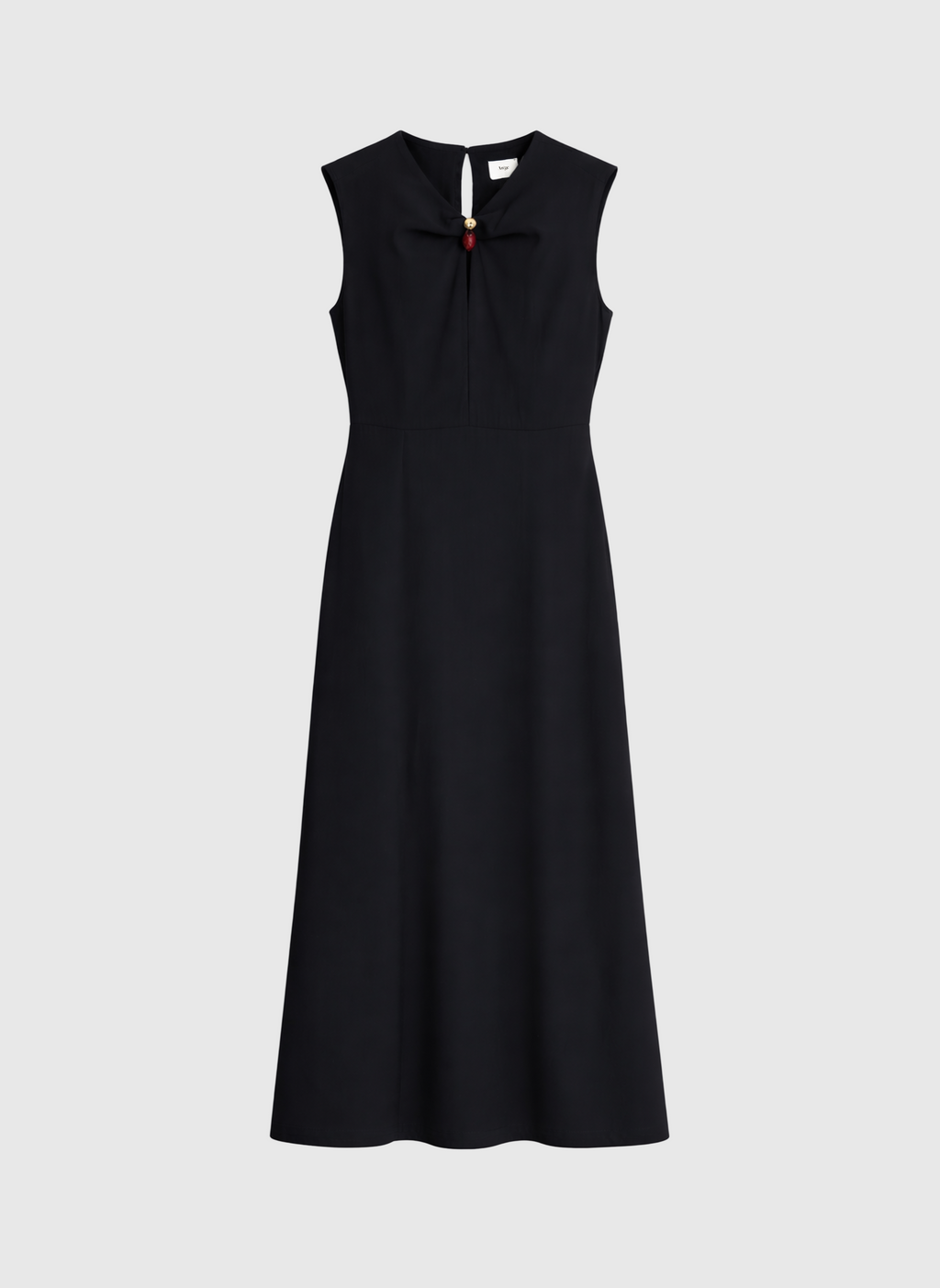 An'ge – Robe Midi Maezra Noir, robe noire sans manches avec un détail de nœud et bouton rouge