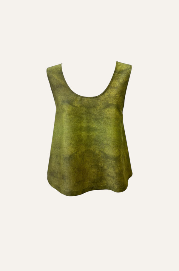 Michonet – Top Silk Green, olivengrøn tekstureret tanktop, set forfra, på hvid baggrund