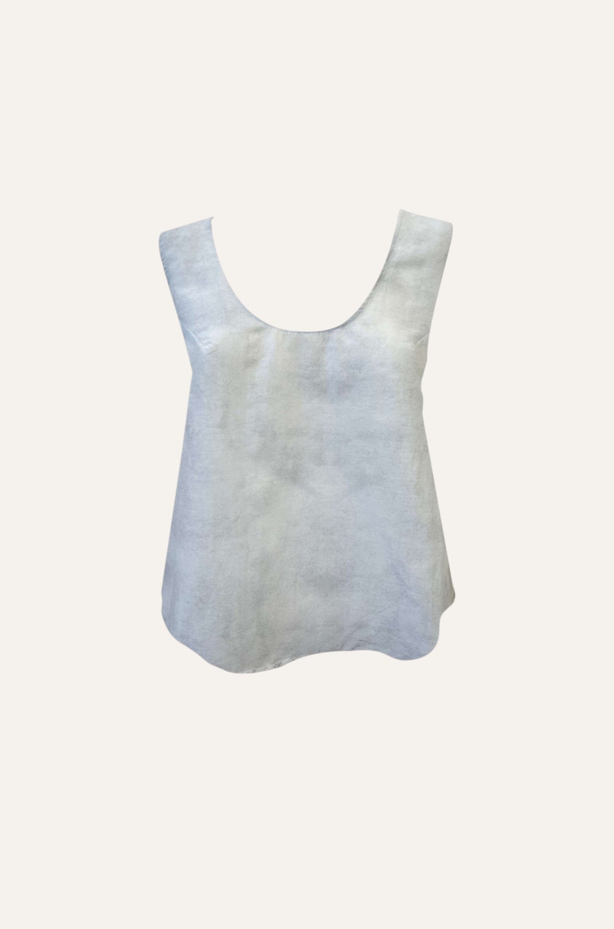 Michonet – Top Silk Ice, top smanicato grigio chiaro in lino, vista frontale, su sfondo bianco