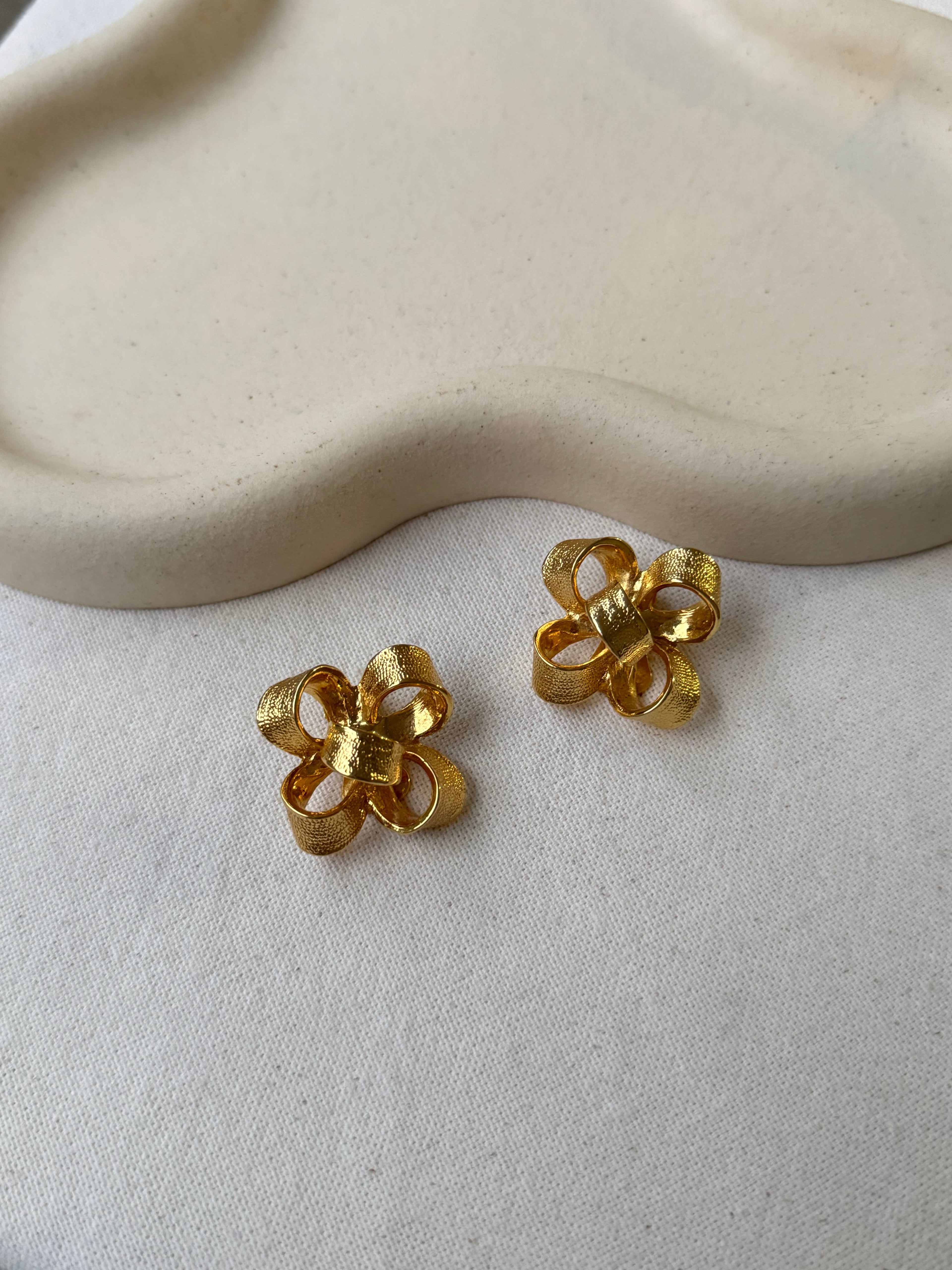 Boucles D’Oreilles Kenneth Jay Lane Vintage - Noeuds Dorés Texturés