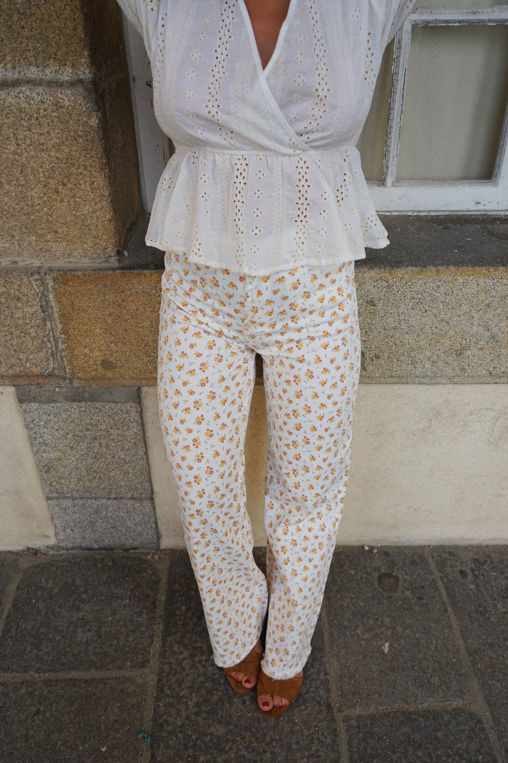 Vaqueros acampanados con estampado floral María