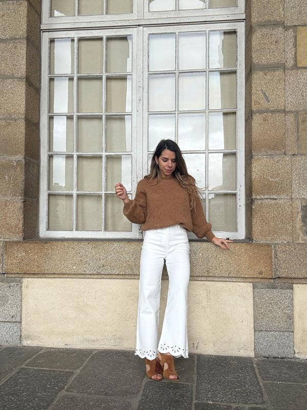Vaquero cropped con bordados Lola