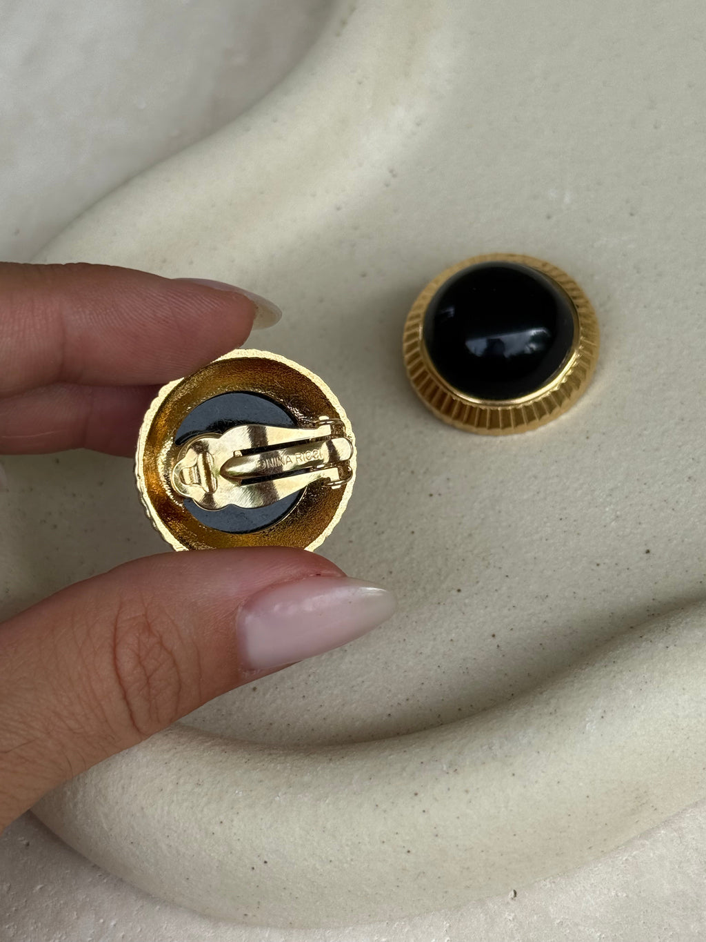 Boucles D’Oreilles Nina Ricci Vintage - Rondes Et Cabochons Noirs