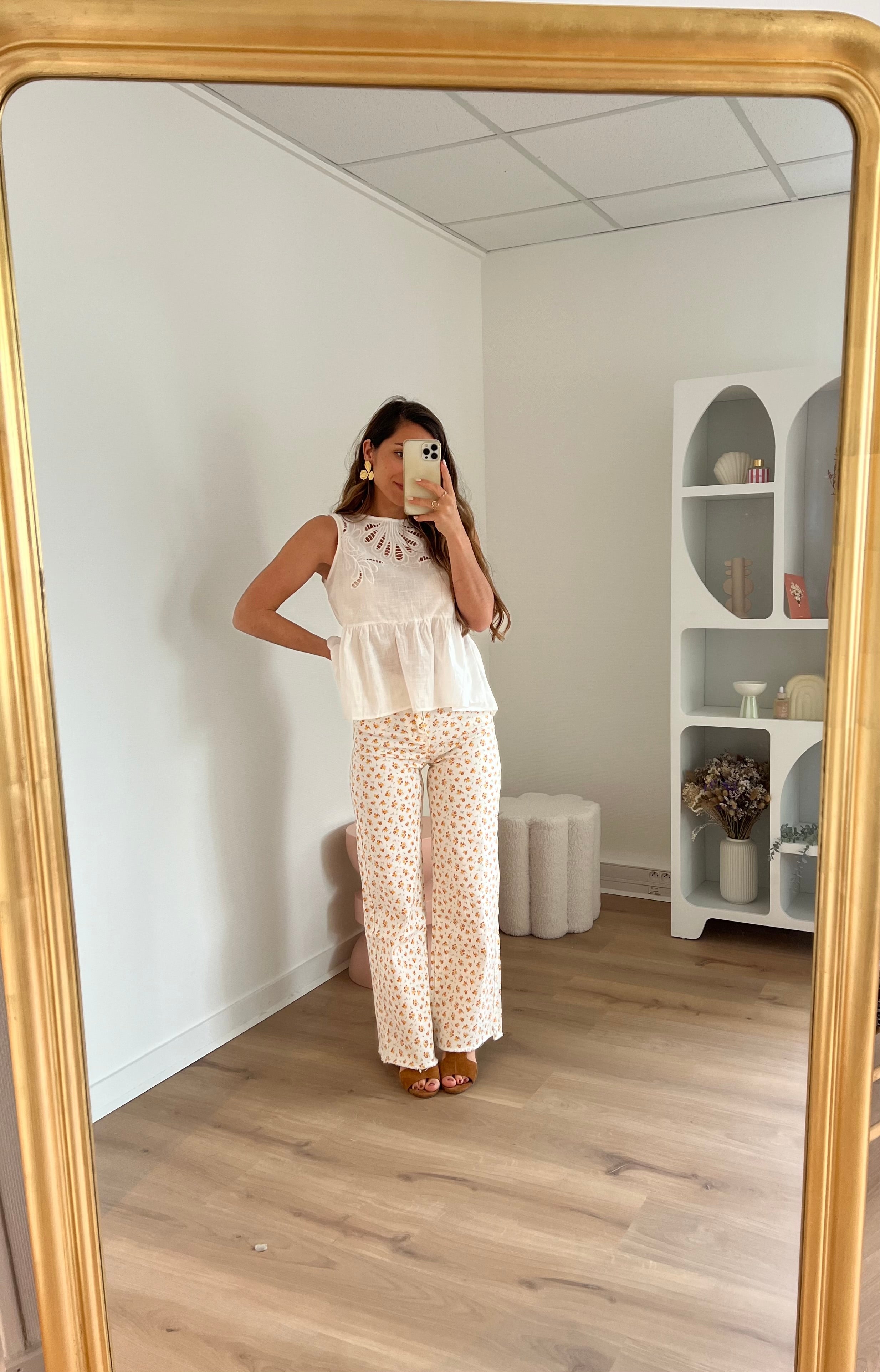 Vaqueros acampanados con estampado floral María
