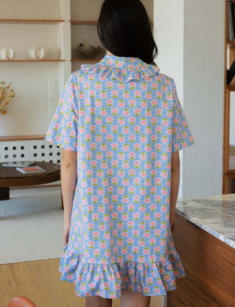 Blaues Blumenkleid Navi