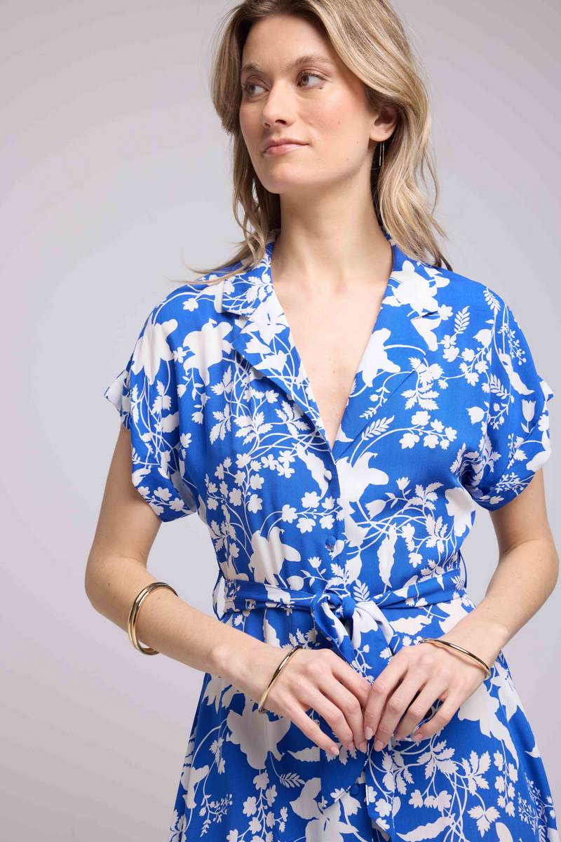 Vestido Corto De Manga Corta - Grandes Flores Azules
