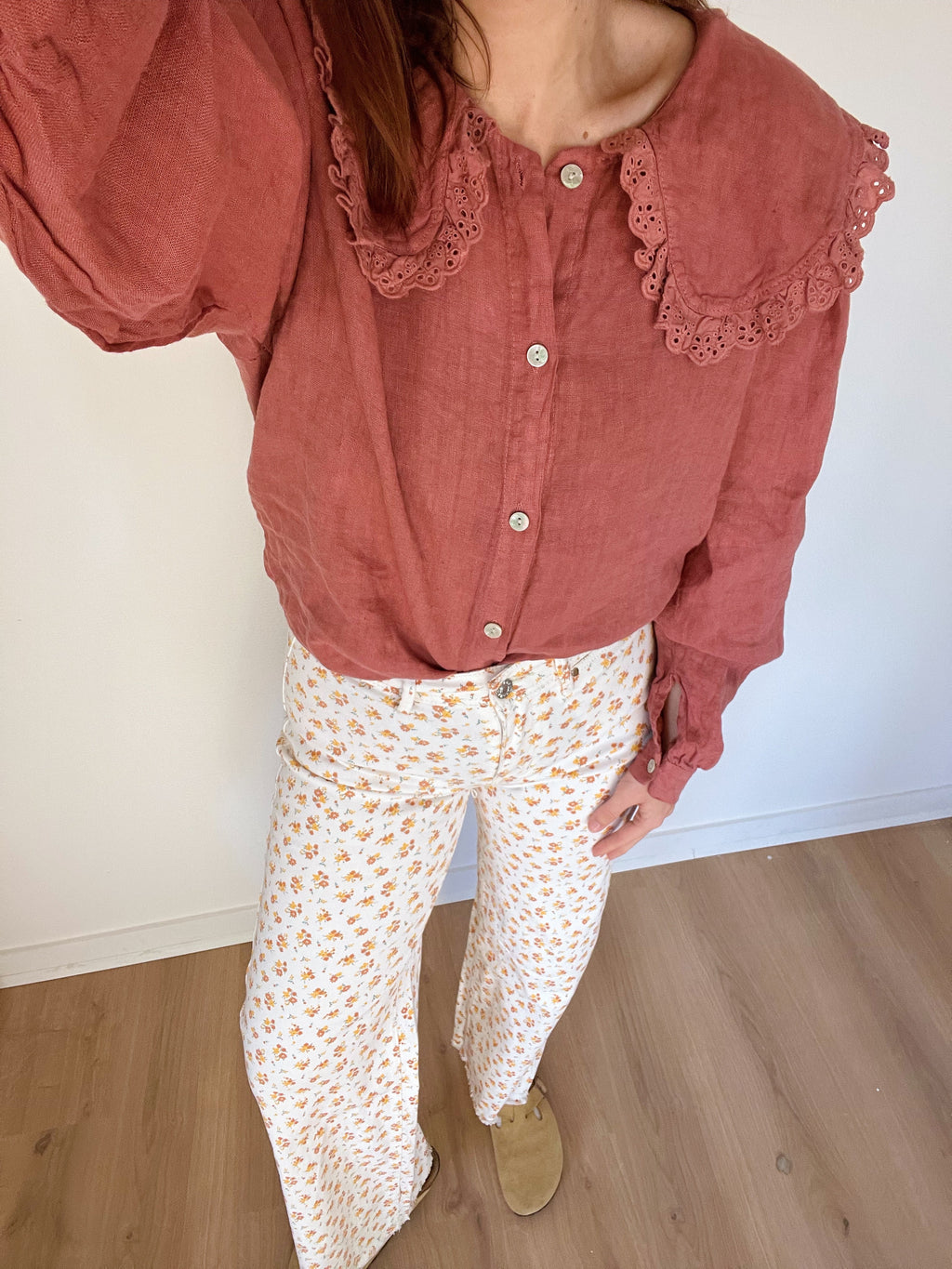 Vaqueros acampanados con estampado floral María