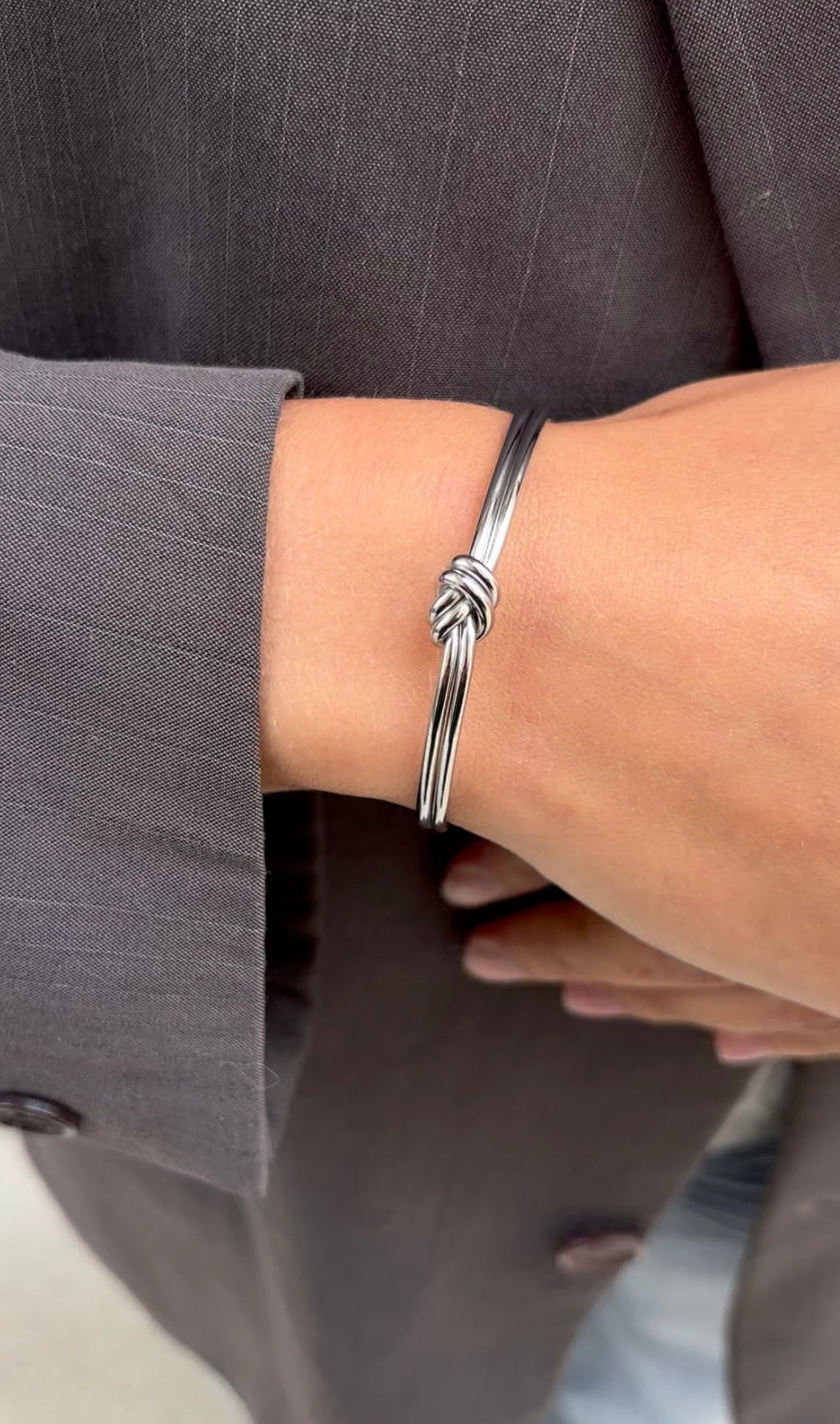 Bracciale rigido a nodo