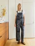Marineblaue Latzhose Roey mit Bandana-Muster