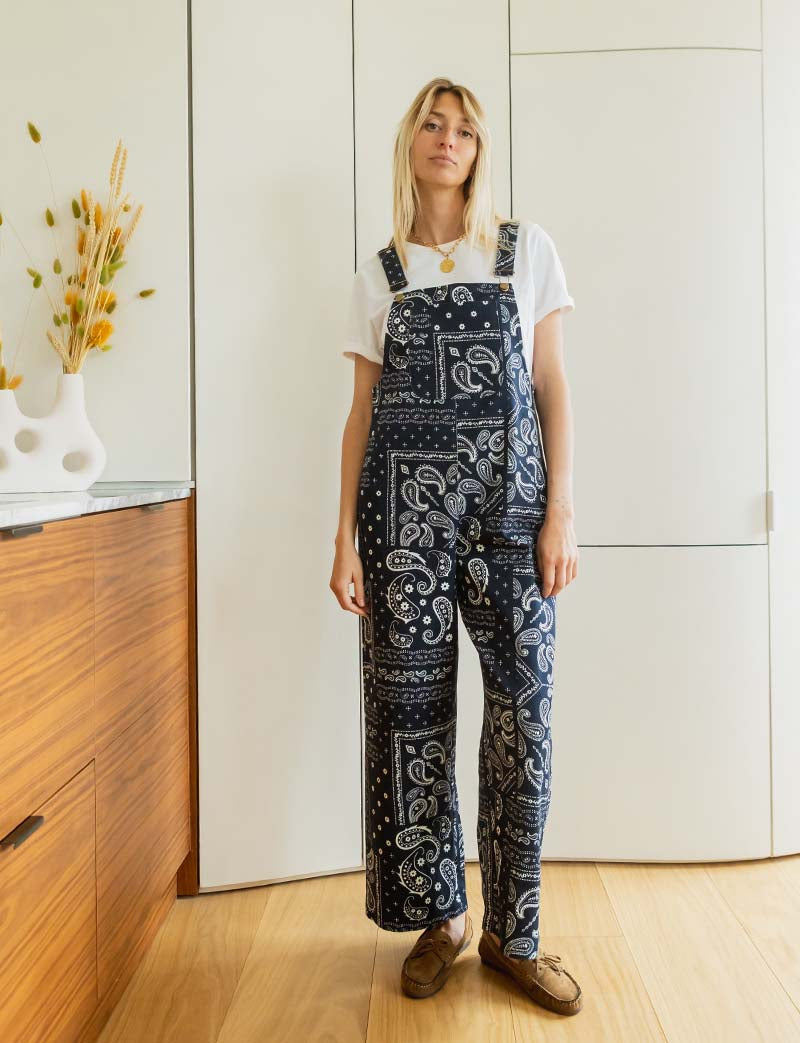 Marineblaue Latzhose Roey mit Bandana-Muster