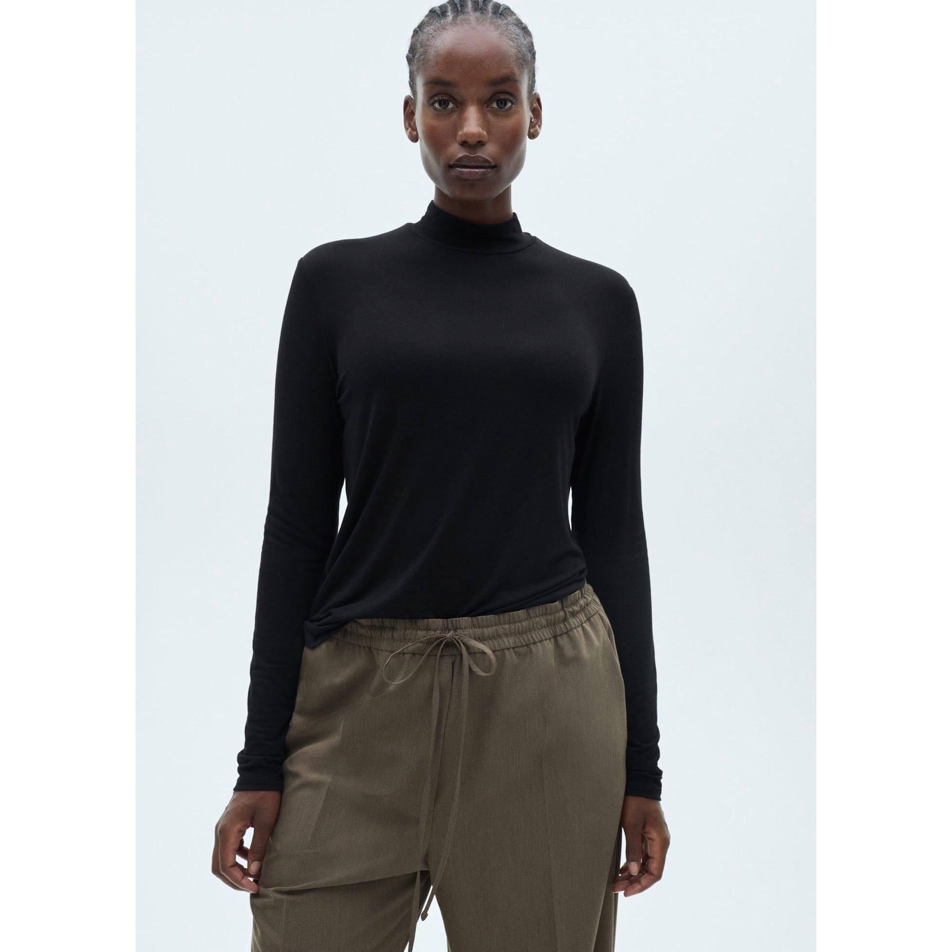 Camiseta con cuello alto - Negro