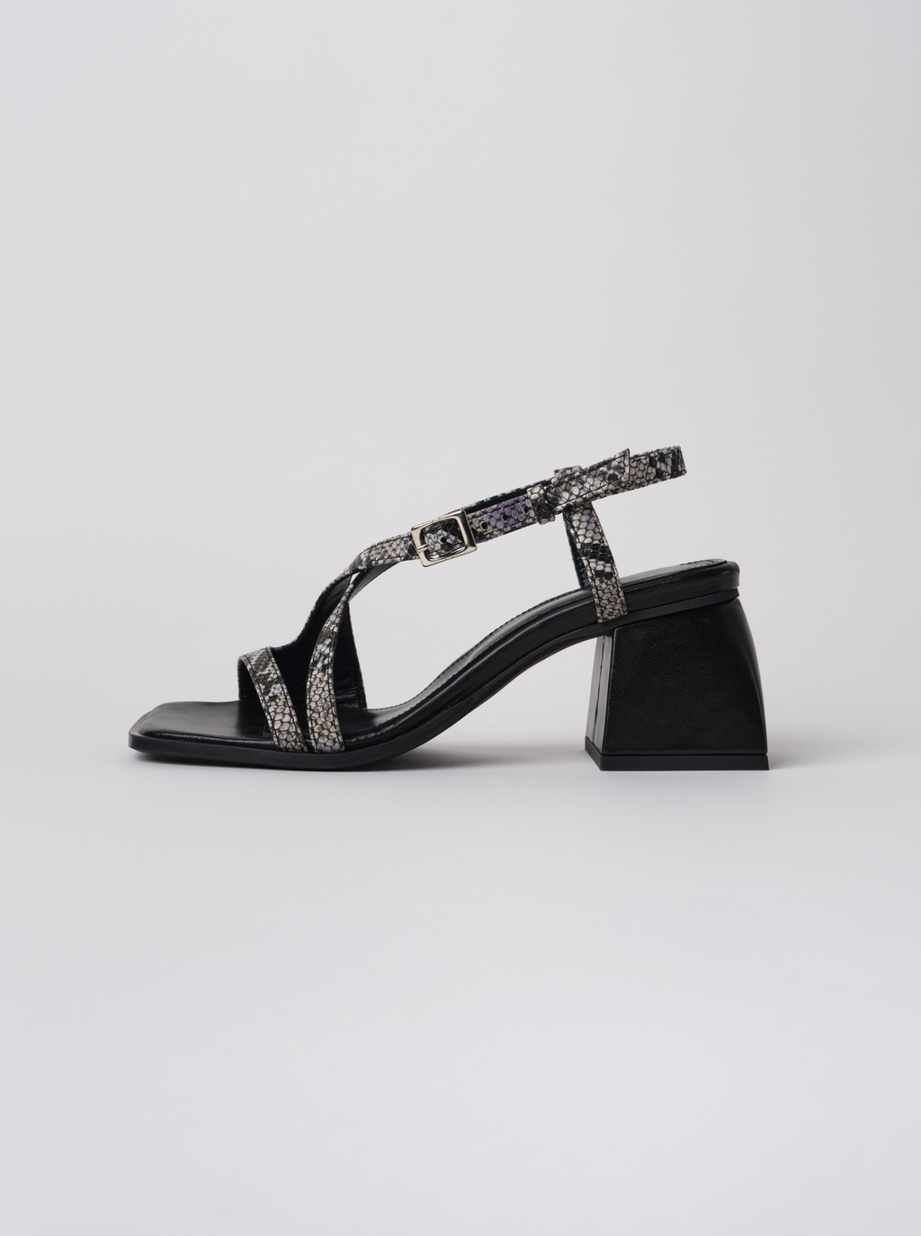 Sandalias cuadradas de pitón aplastadas
