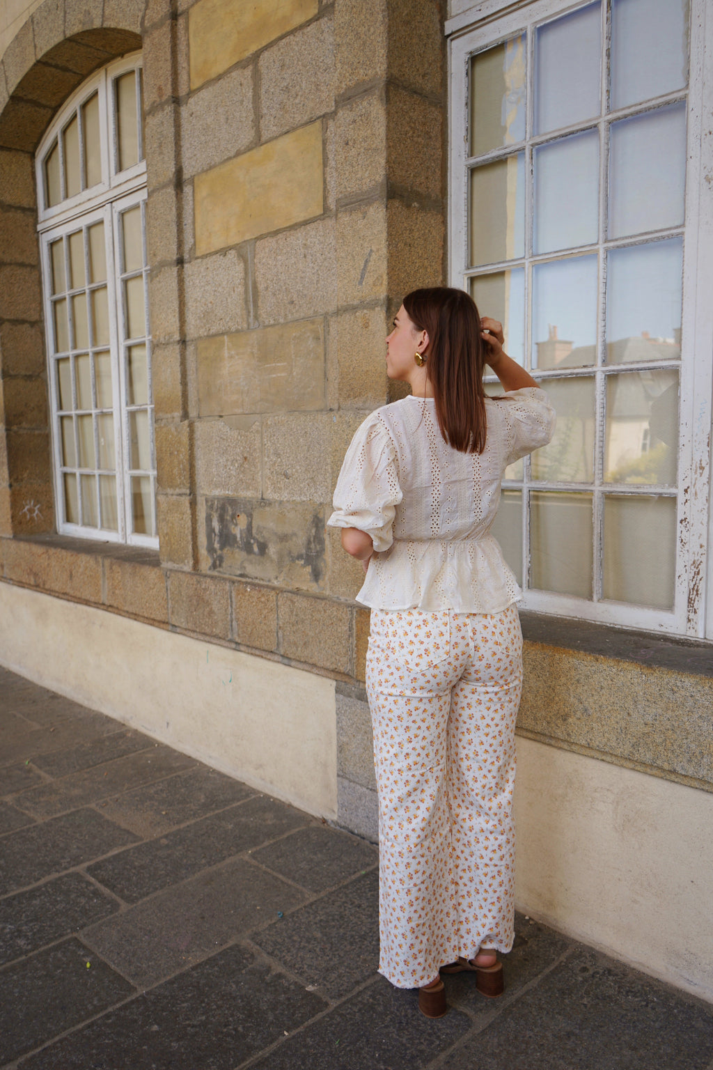 Vaqueros acampanados con estampado floral María