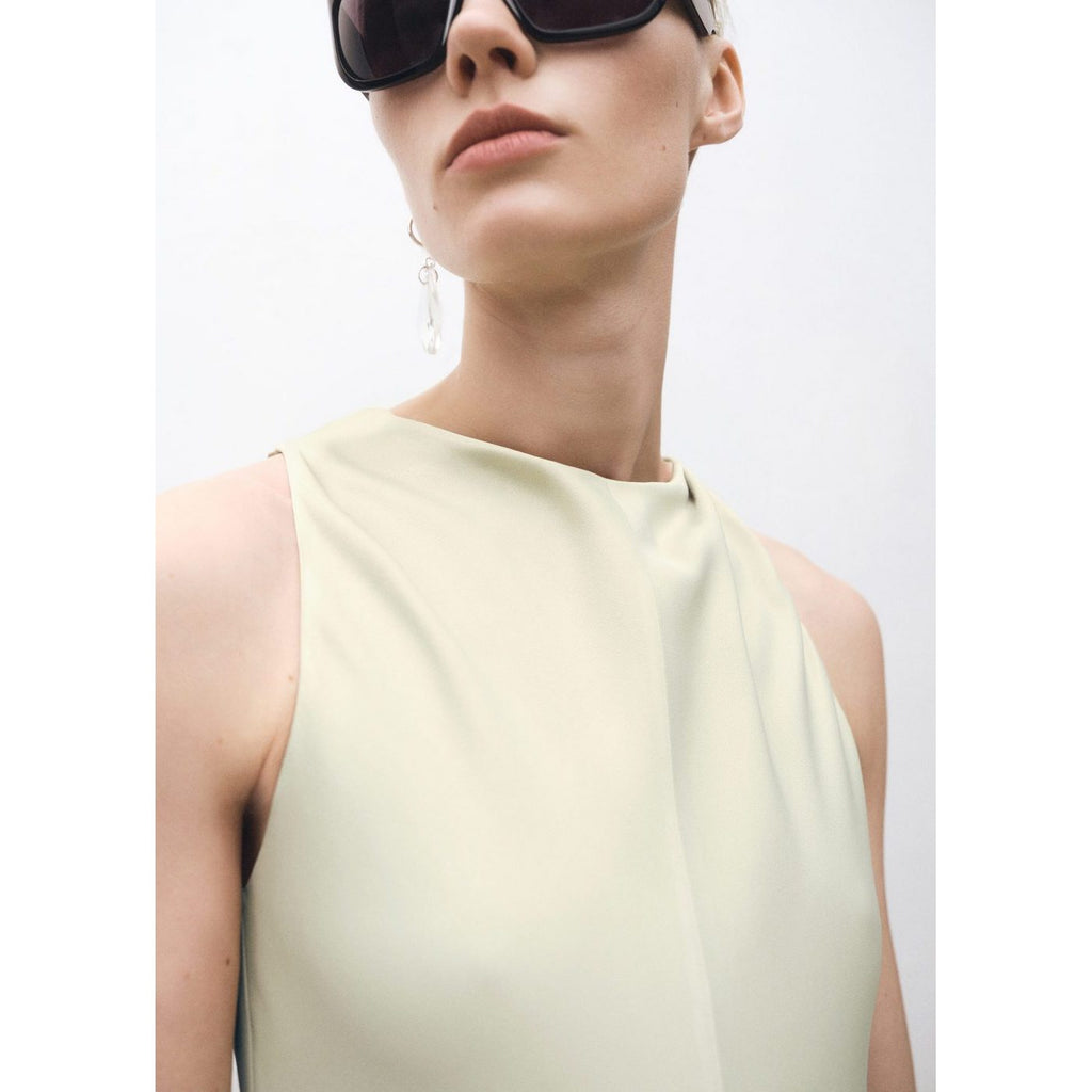 Robe Satinée Avec Ouverture Dans Le Dos