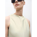Robe Satinée Avec Ouverture Dans Le Dos