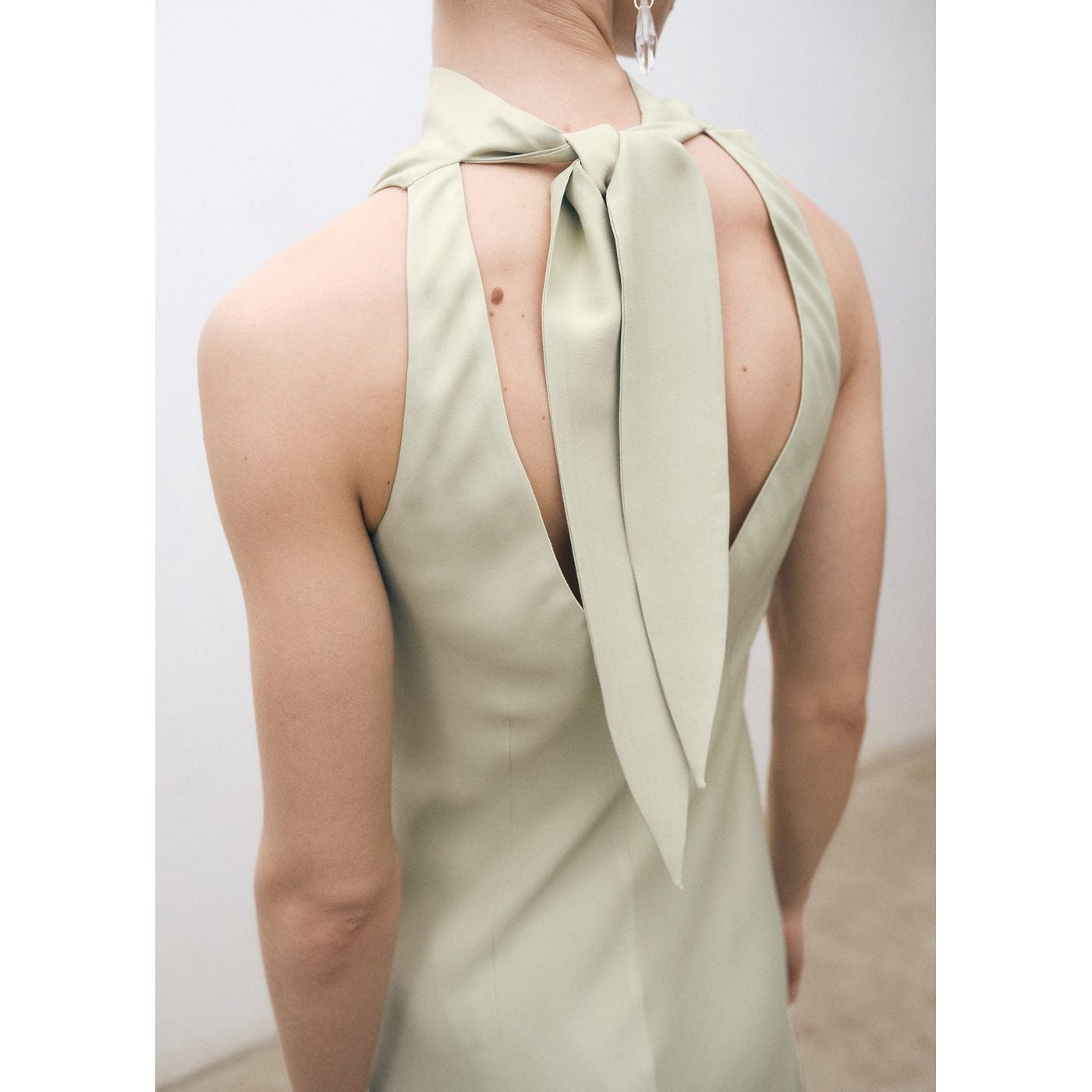 Robe Satinée Avec Ouverture Dans Le Dos