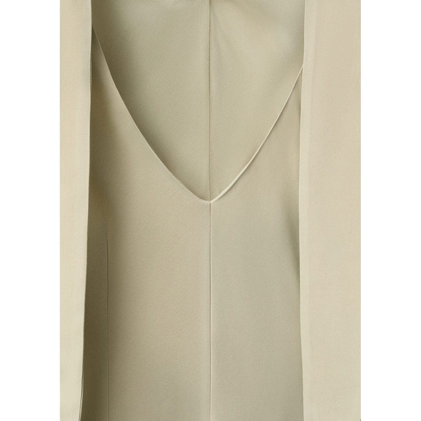 Robe Satinée Avec Ouverture Dans Le Dos