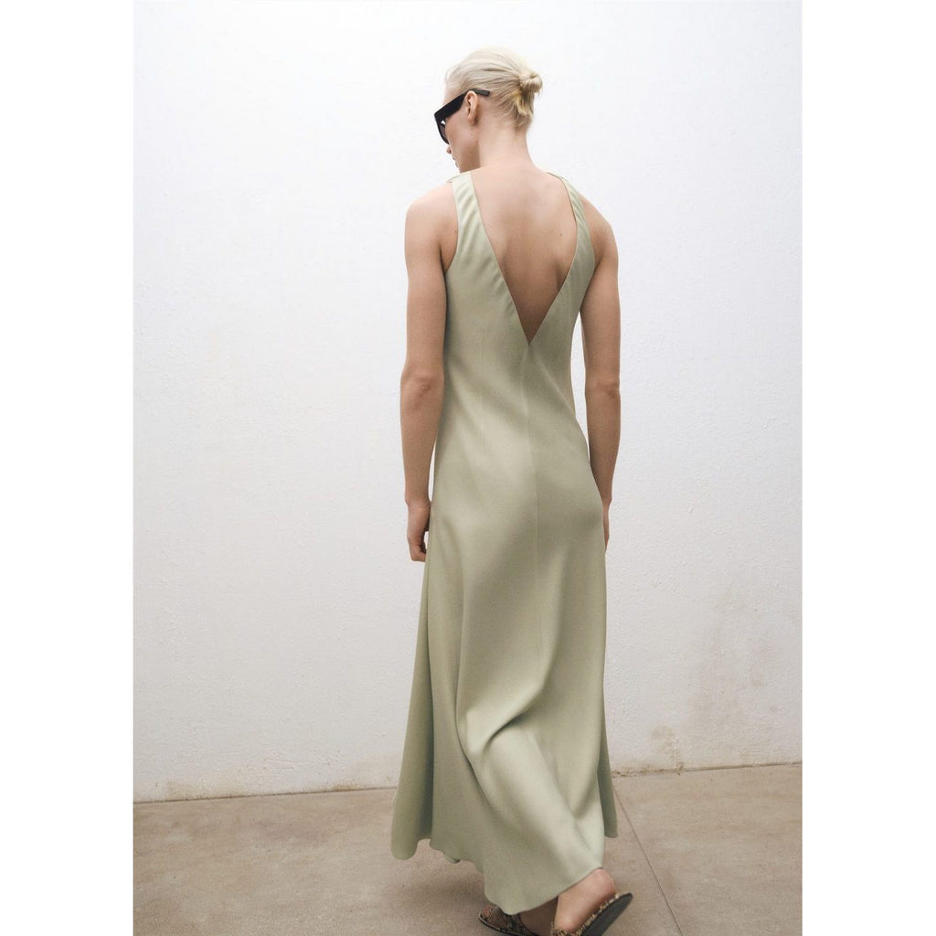Robe Satinée Avec Ouverture Dans Le Dos