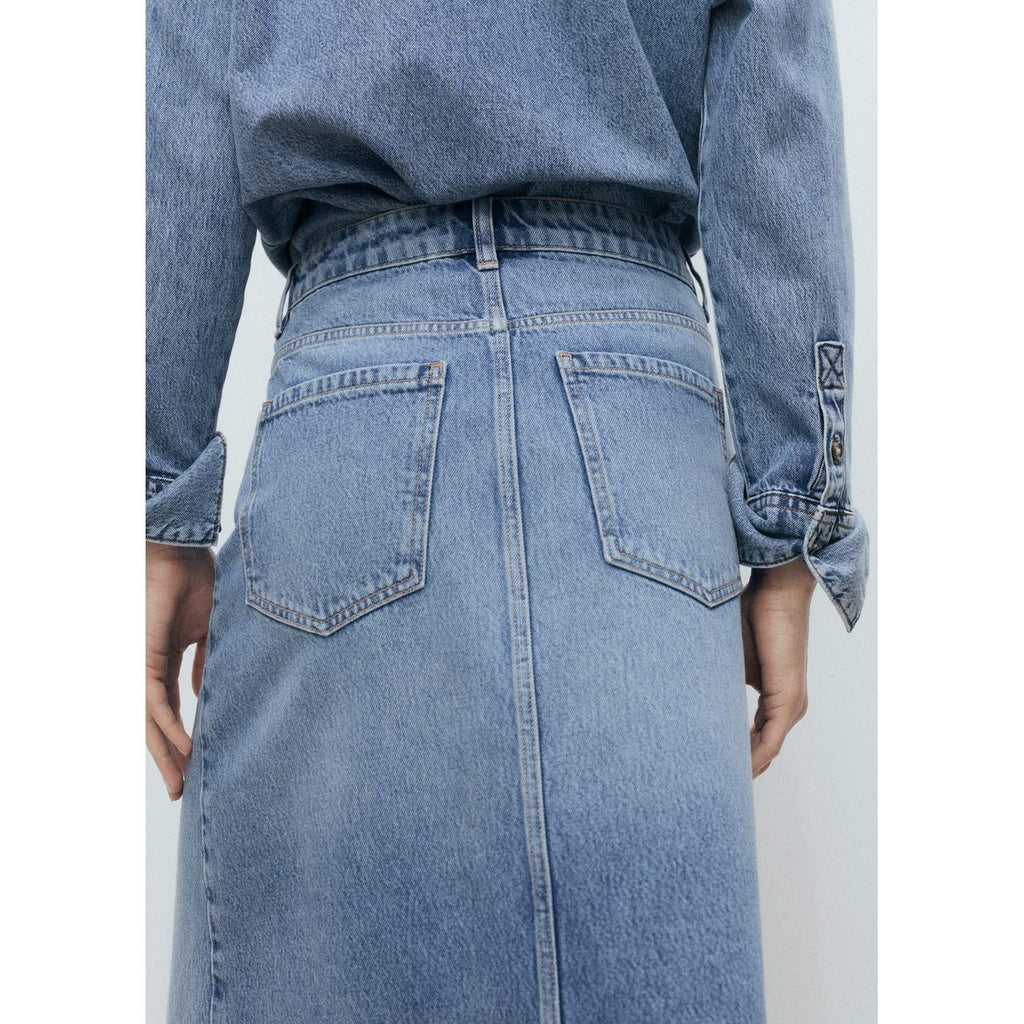 mango-woman-87059065-tm