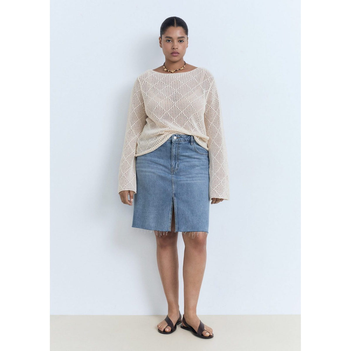 mango-woman-87059065-tm