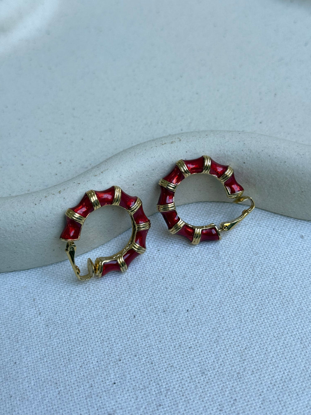 Boucles D’Oreilles Kenneth Jay Lane Vintage - Créoles Effet Bambou Rouge Et Doré