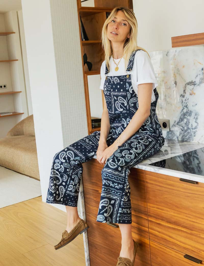 Marineblaue Latzhose Roey mit Bandana-Muster