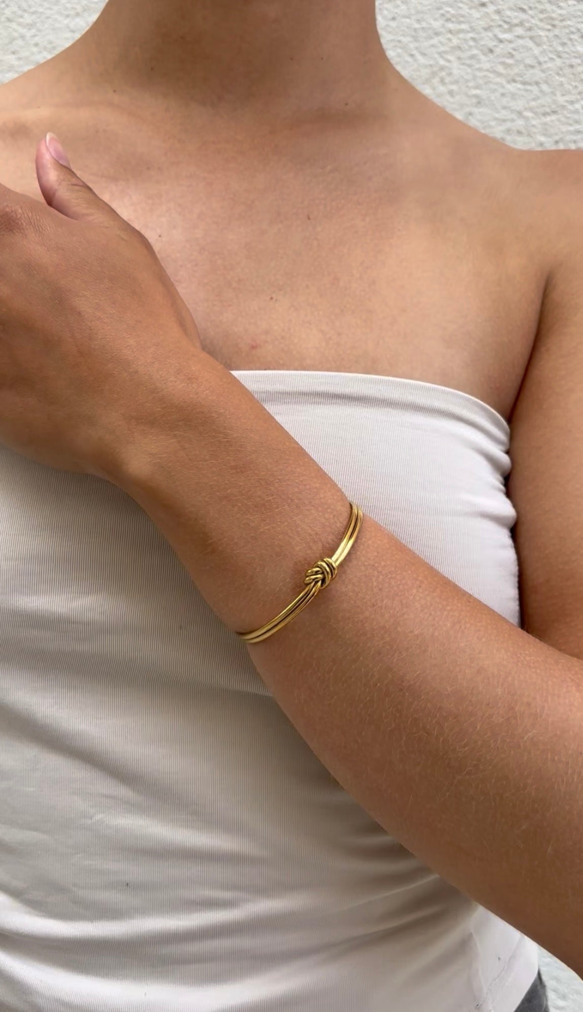 Bracciale rigido a nodo
