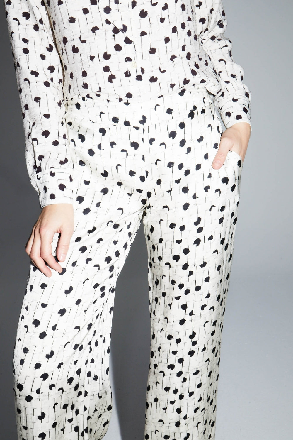 Pantalón Charlie Estampado Lunares Gráficos Fabricado En Italia - Gris