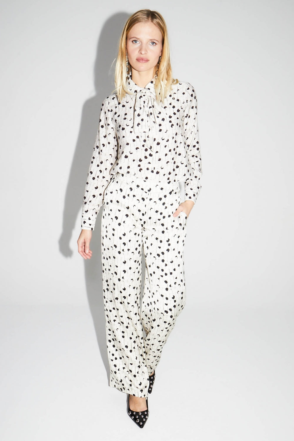 Pantalón Charlie Estampado Lunares Gráficos Fabricado En Italia - Gris