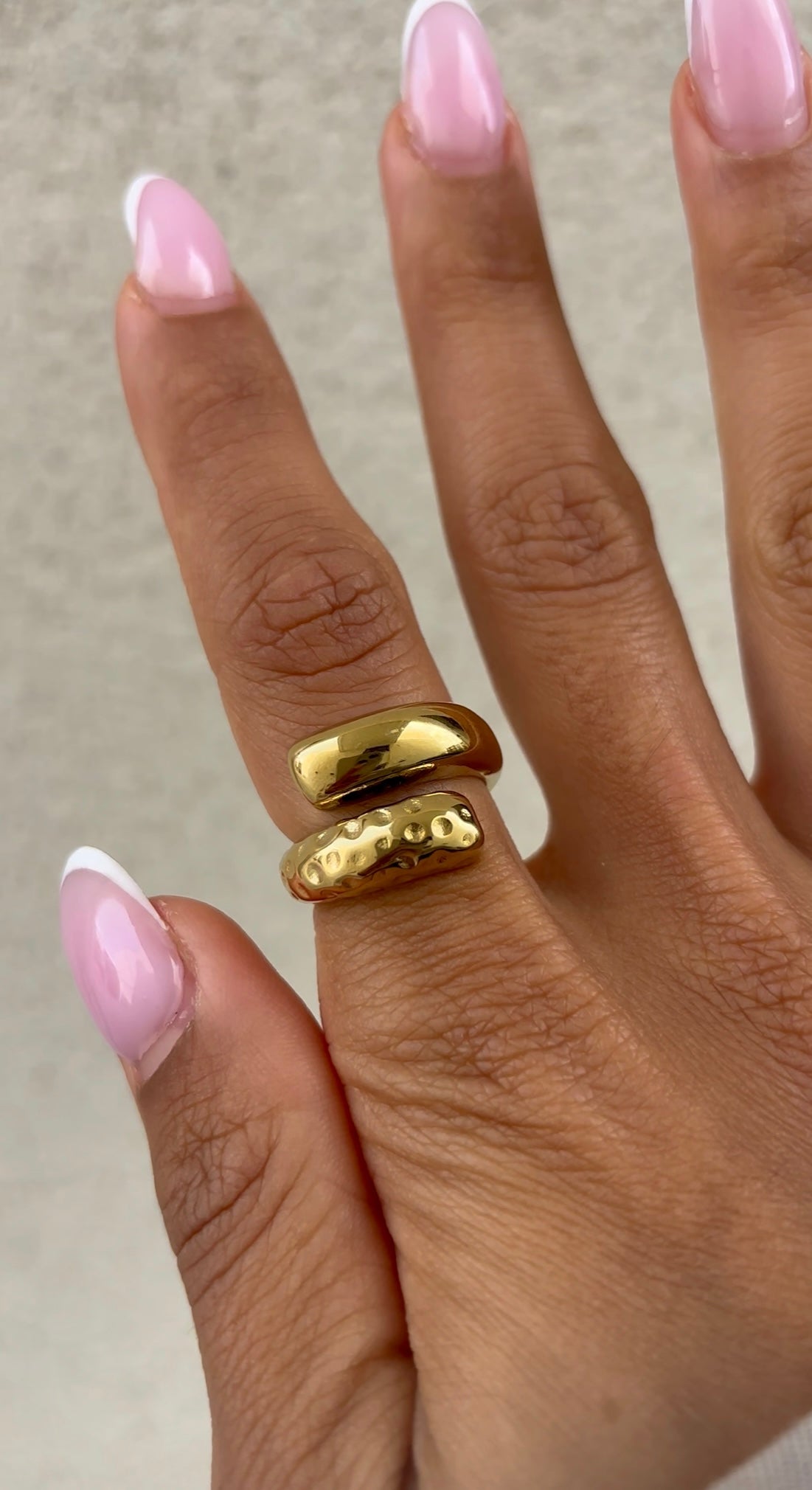 Anello abbraccio martellato
