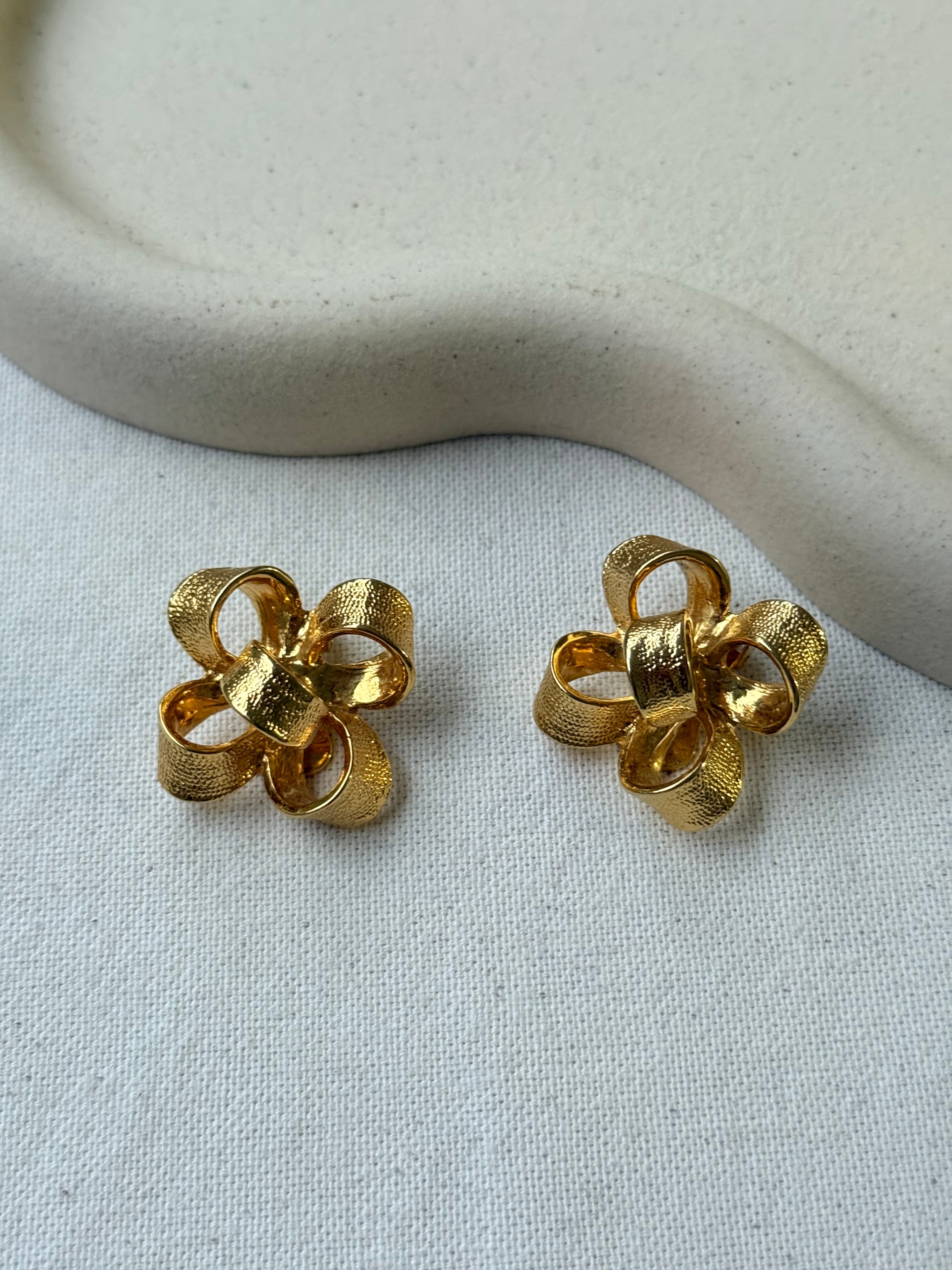 Boucles D’Oreilles Kenneth Jay Lane Vintage - Noeuds Dorés Texturés