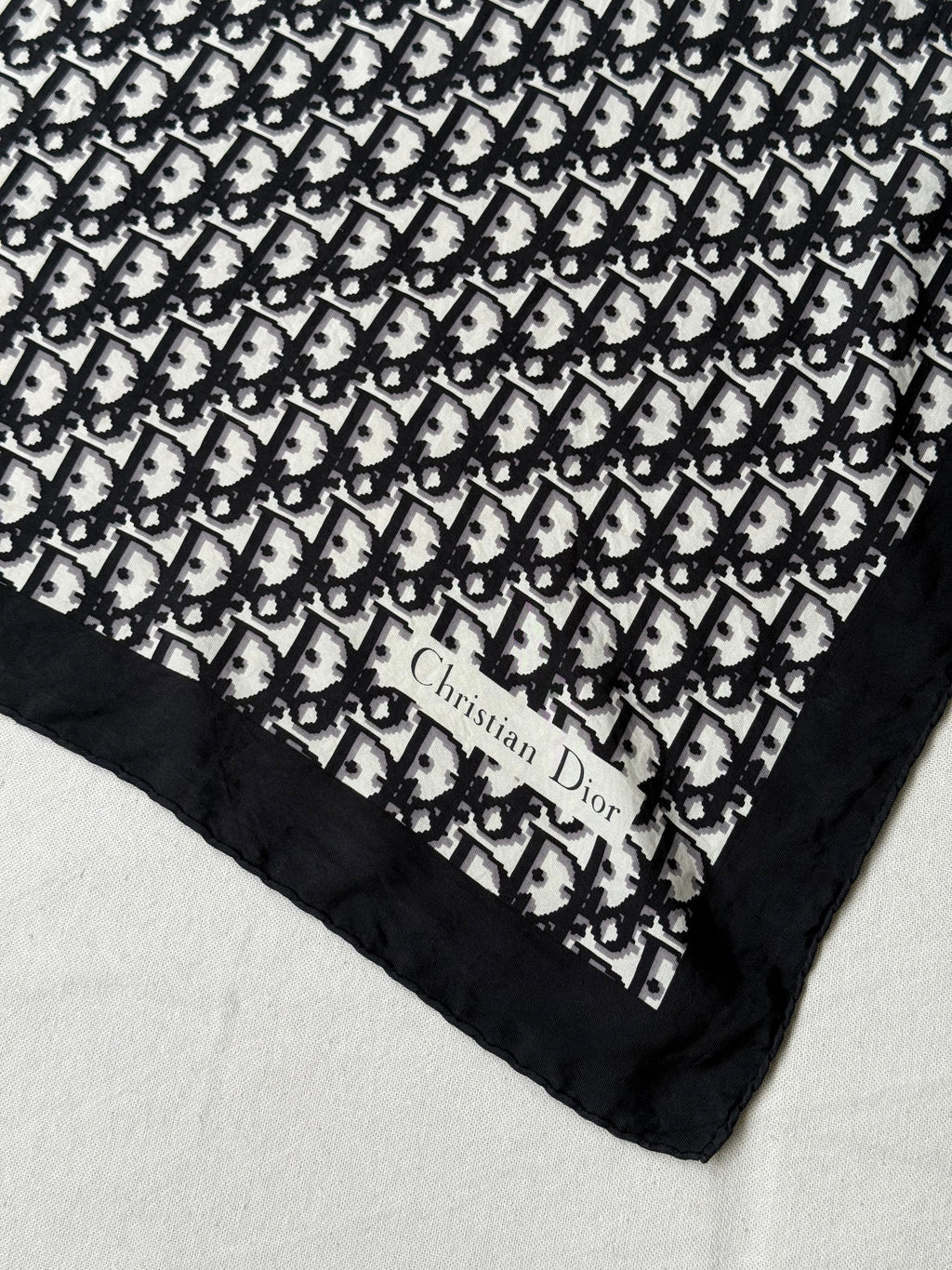 Pañuelo Christian Dior – Modelo Monograma Negro
