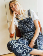 Marineblaue Latzhose Roey mit Bandana-Muster
