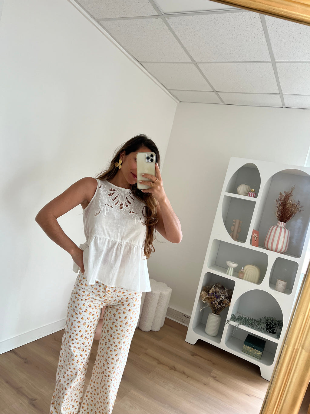 Vaqueros acampanados con estampado floral María
