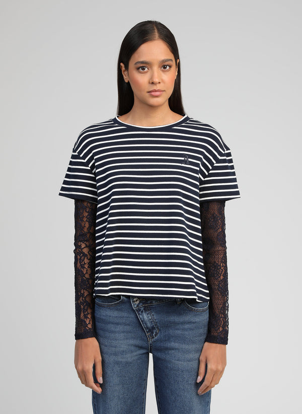An'ge – T-shirt Akelane Blu Marino, modella che indossa una t-shirt a righe blu navy e bianche con maniche in pizzo