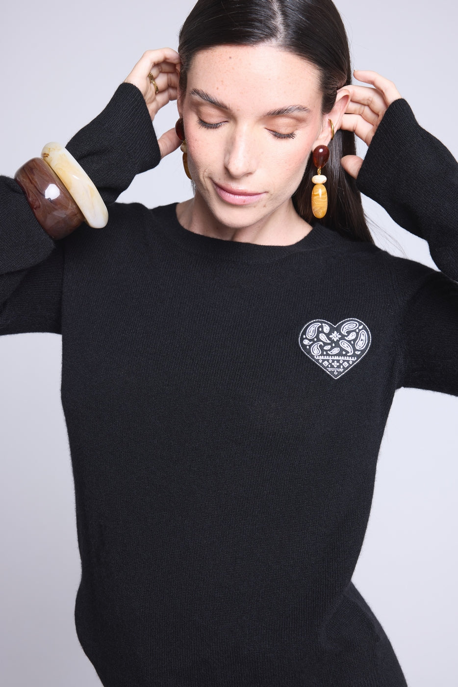 Jersey de cuello redondo con corazón bordado Anubis - Negro bandana negro blanco - Mujer