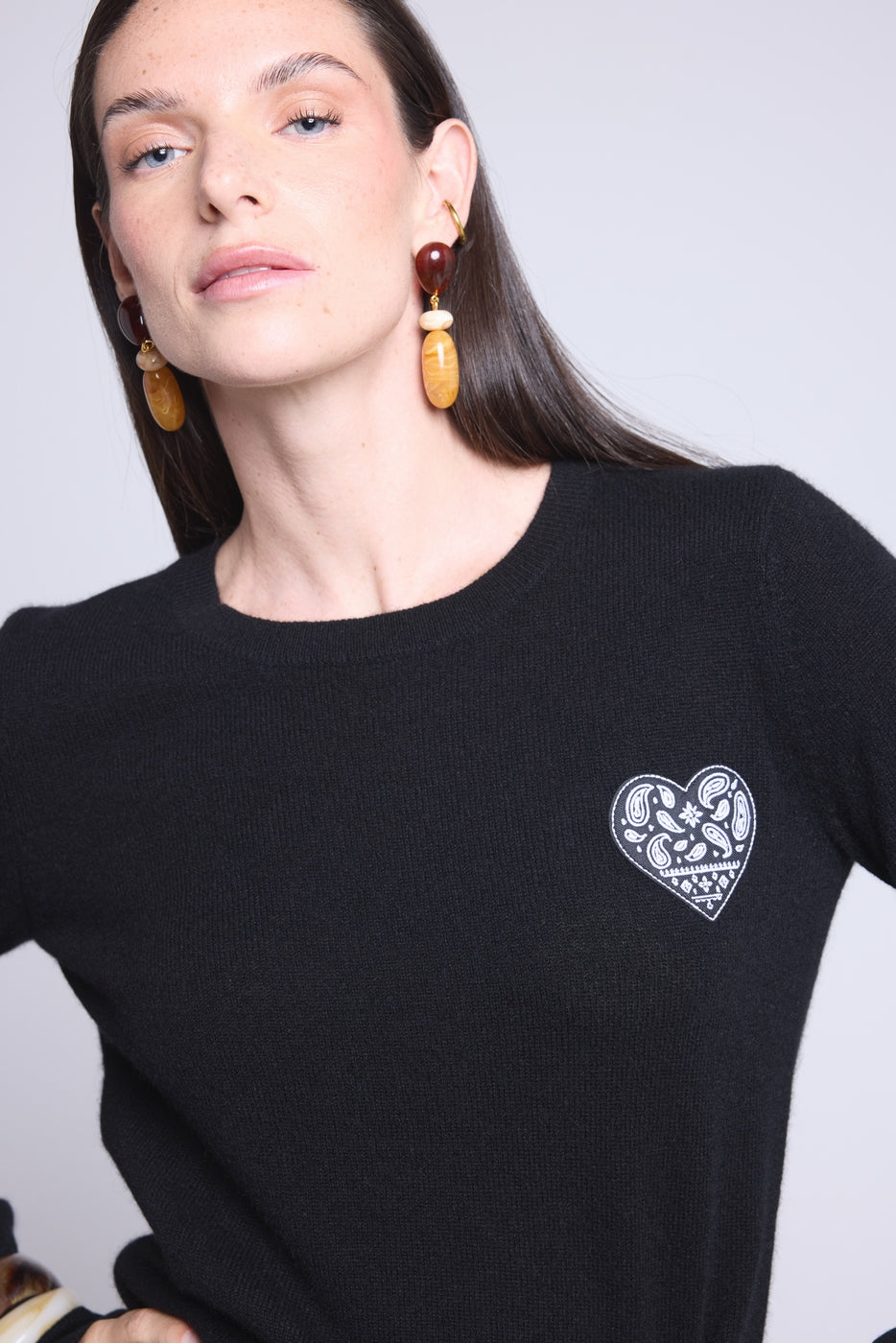 Jersey de cuello redondo con corazón bordado Anubis - Negro bandana negro blanco - Mujer