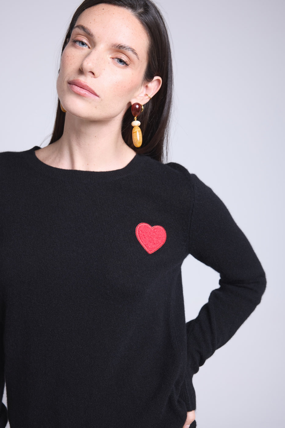 Jersey de cuello redondo con corazón de pompón Anubis - Negro rojo - Mujer
