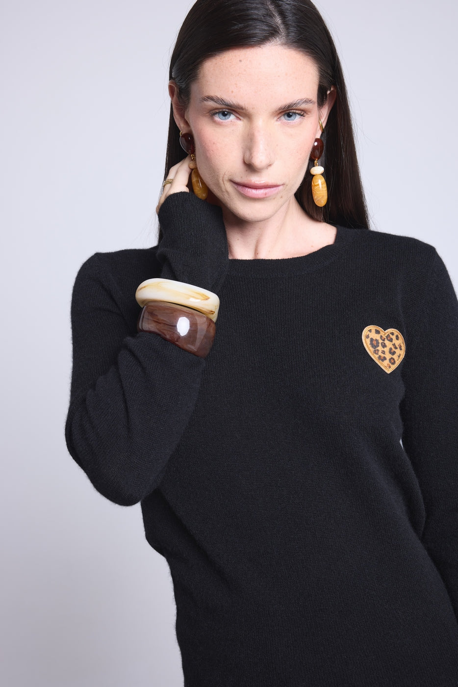 Jersey de cuello redondo con corazón bordado Anubis - Leopardo negro beige - Mujer