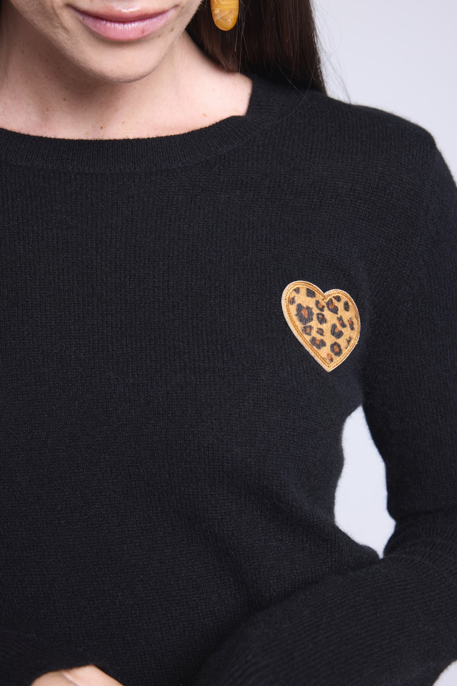 Jersey de cuello redondo con corazón bordado Anubis - Leopardo negro beige - Mujer